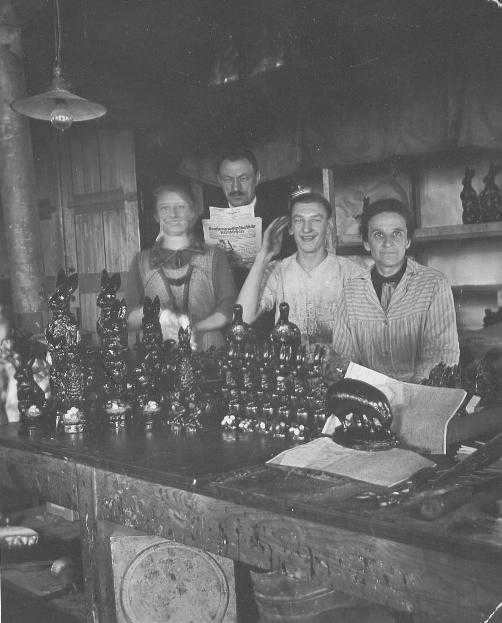 Gieen von Kakaozuckerhasen ca. 1935 bei der Firma Konsum in Heilbronn. 2.v.r. Elimar Heitele.