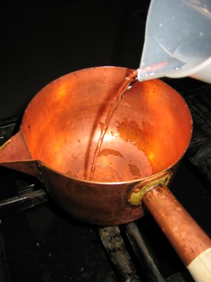 klares Wasser in die Kasserolle eingieen